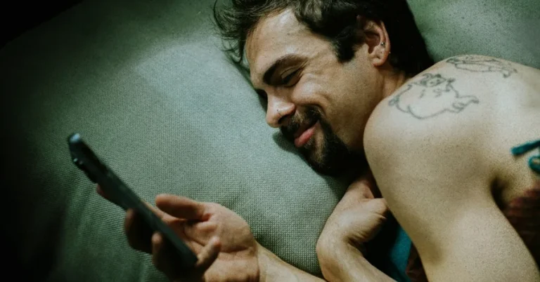 Мужчина задумчиво смотрит в сторону, отражая внутренний конфликт и тему измены в отношениях