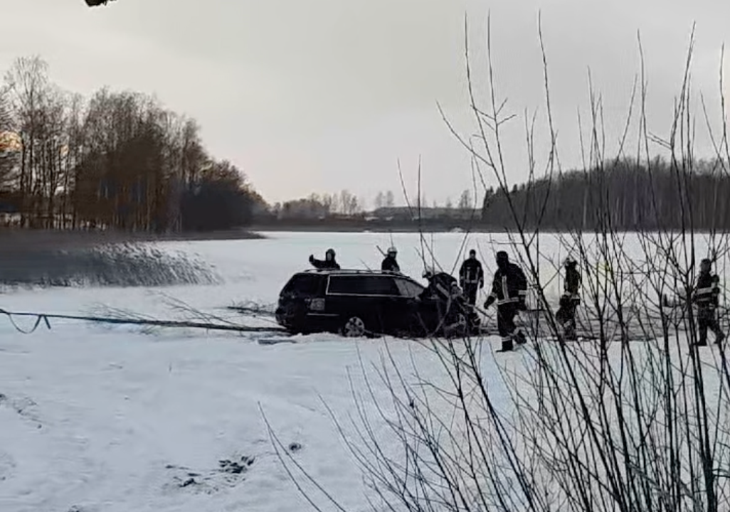 Под Гулбене автомобиль депутата ушел под лед во время опасных забав на озере
