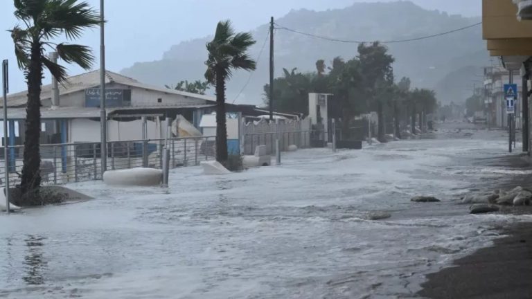 «Гарри разбушевался»: цунами обрушилось на итальянский курортный остров