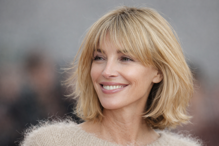 Чёлка-шторка, Бардо, «невидимая»: 14 актуальных вариантов 2026 для женщин около 50