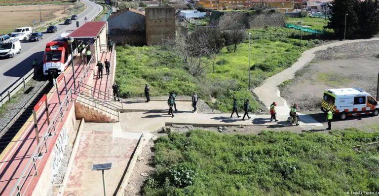 Очередная авария на железной дороге Испании: поезд столкнулся с краном