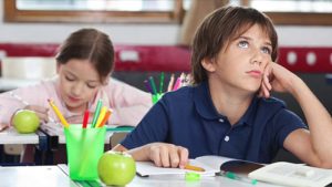 Ребёнок сосредоточенно учится и улыбается, символ эмоциональной устойчивости, уверенности и любознательности у детей