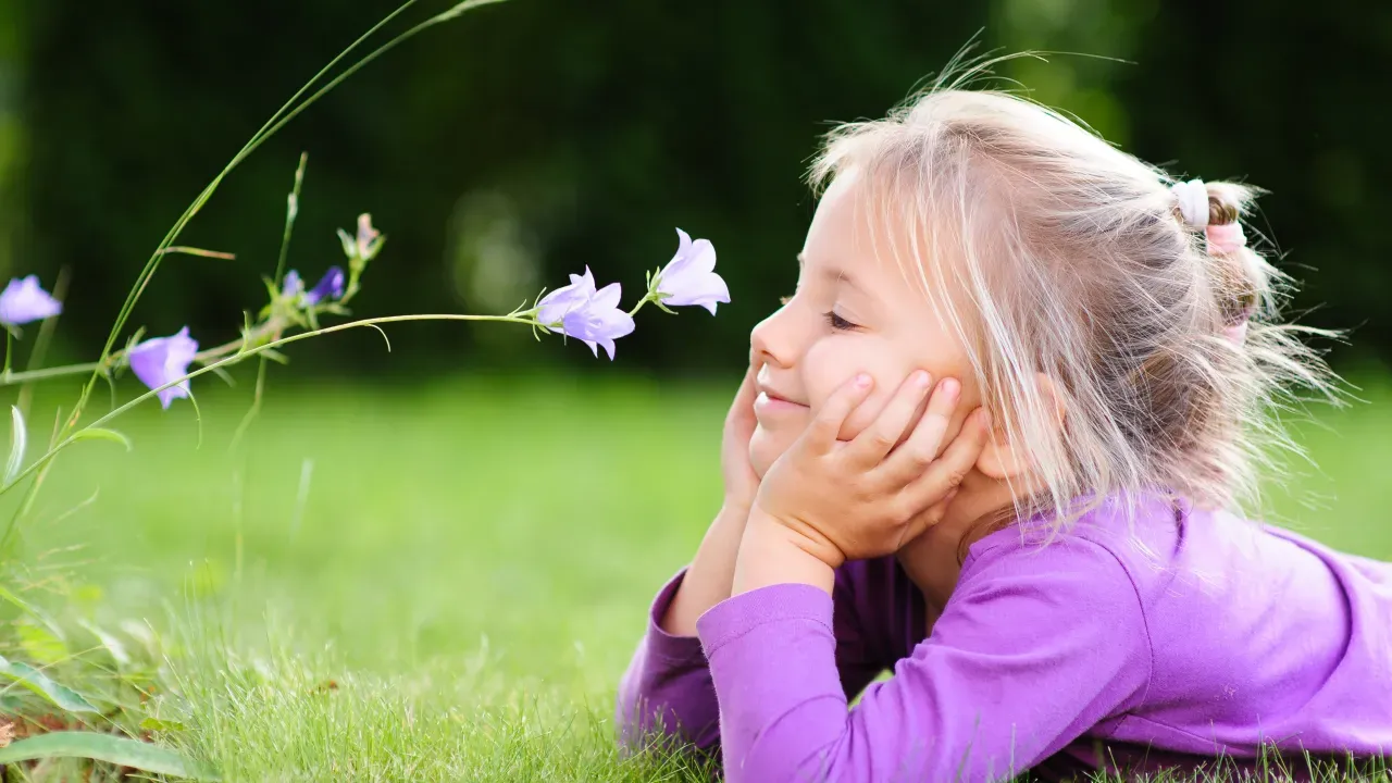 Ребёнок улыбается, символ эмоционального исцеления, доверия и внутренней устойчивости