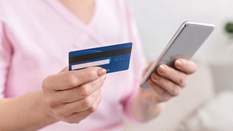 В прошлом году четыре крупнейших банка Латвии спасли от мошенников более 14 млн евро