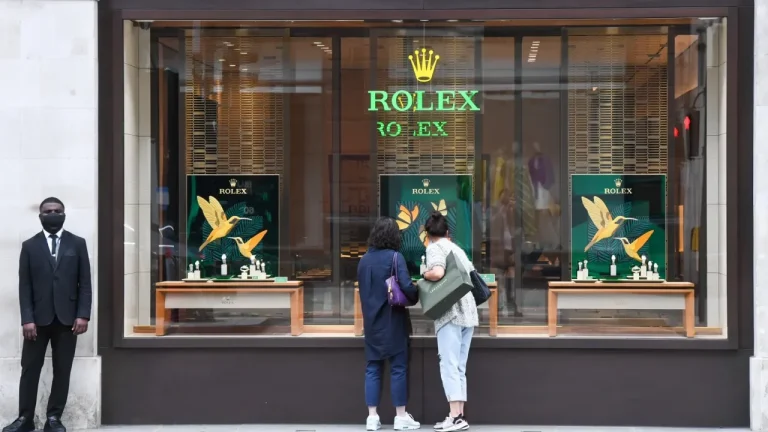 В центре Лондона вооруженная банда ограбила бутик Rolex - преступники скрылись на мопедах