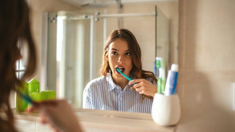 🦷 Когда чистить зубы утром - до завтрака или после? Стоматологи дают неожиданный ответ