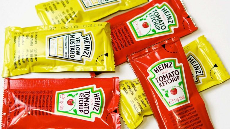 ЕС вводит запрет на одноразовые пакетики с кетчупом и майонезом - что изменится для ресторанов