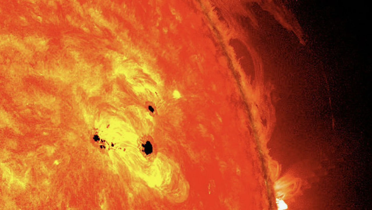 Гигантское скопление пятен на Солнце полностью исчезло после неудачной атаки на комету 3I/ATLAS