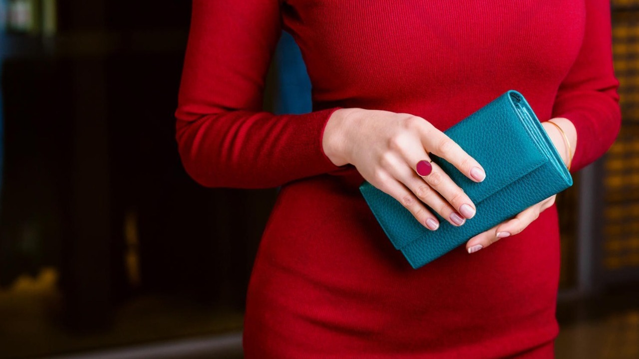 Как превратить свой кошелек в магнит для денег? Выполните ритуал настройки и положите в него 4 купюры.