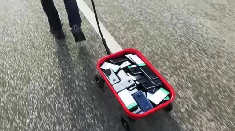 Берлинский художник парализовал навигацию Google с помощью тележки и 99 смартфонов