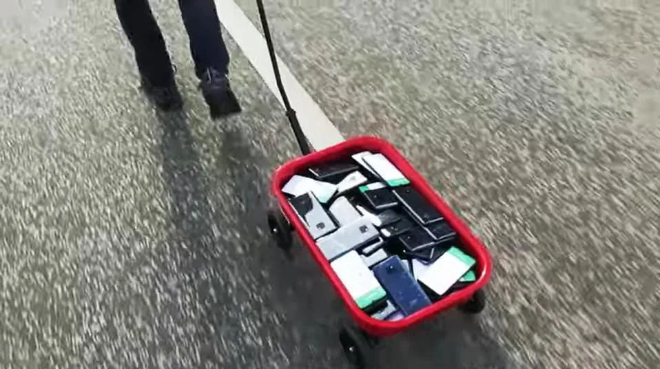 Берлинский художник парализовал навигацию Google с помощью тележки и 99 смартфонов