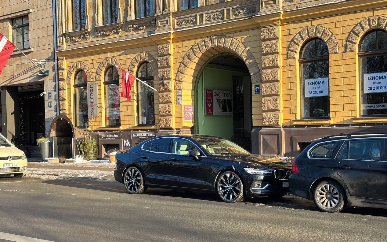 На портале Manabalss собирают подписи за ликвидацию автобазы Сейма Латвии