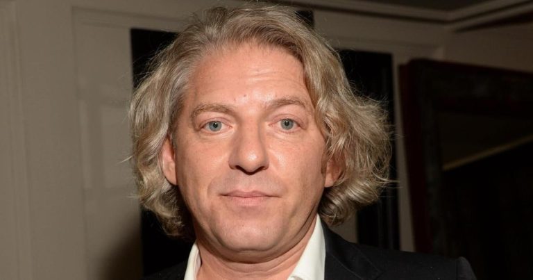 Умер телеведущий и продюсер Александр Олейников