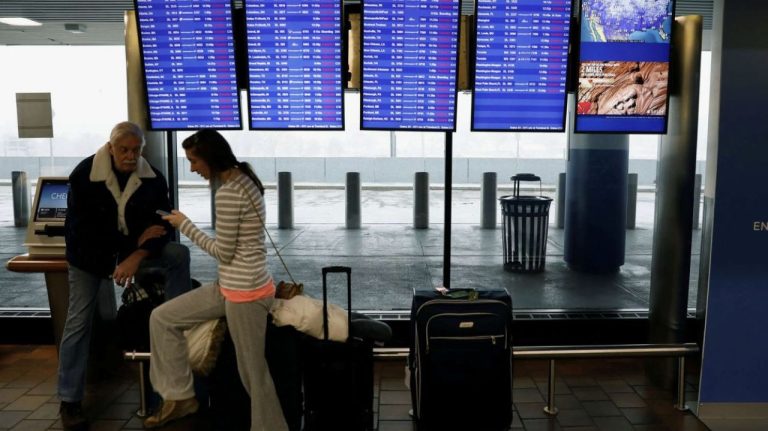 В США из-за снежного шторма отменили более 8 000 авиарейсов