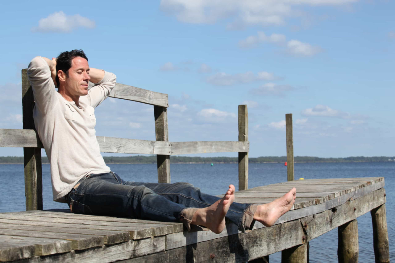 Момент скандинавского отдыха: умиротворение на берегу озера, философия осознанного замедления.