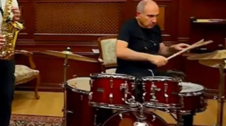 «Мы играем - вы танцуете»: премьер-министр Армении Пашинян выступит с концертом