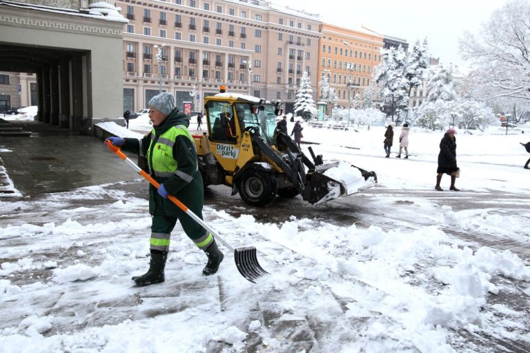 Эксперимент не удался? Жители Юглы требуют вернуть дворников вместо мобильных бригад RNP
