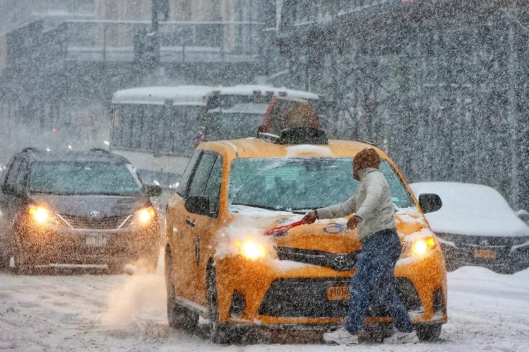 Снежный шторм в США оставил без электричества более миллиона жителей южных штатов