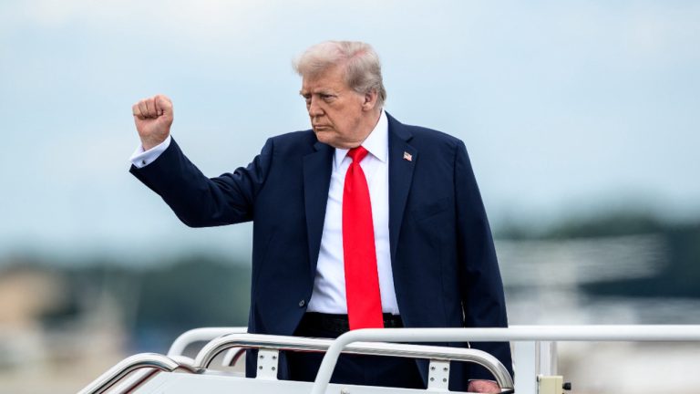 Гренландии можно расслабиться? Трамп отказался от силового захвата острова из-за угрозы импичмента