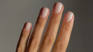 Молочный маникюр Cloud Dancer в стиле минимализма — главный зимний nail-тренд 2026 года