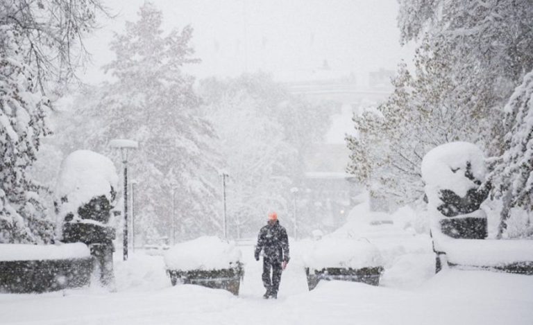 Желтое предупреждение: южную часть Латвии ночью накроют сильные снегопады