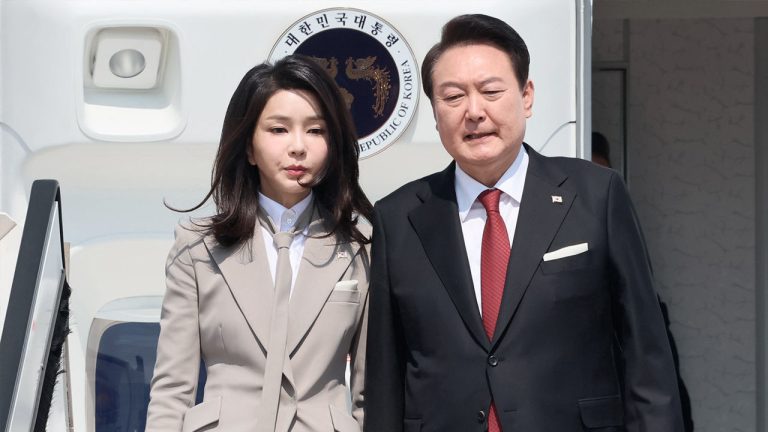 Суд в Южной Корее приговорил бывшую первую леди к реальному сроку