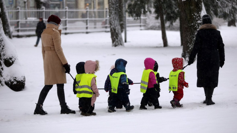 Почему в Риге собираются закрывать детские сады при сохранении очередей в центре и Скансте