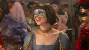 Элоиза Бриджертон с новой стрижкой bob и густой чёлкой в 4 сезоне сериала Netflix «Бриджертоны»