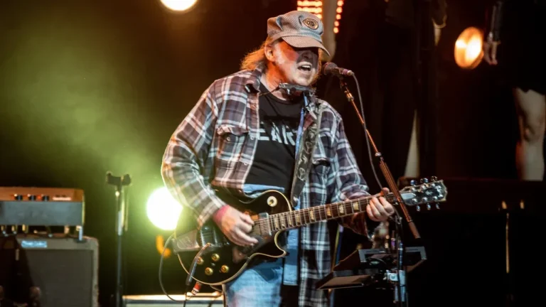 Рок-легенда Нил Янг открыл гренландцам бесплатный доступ к своему музыкальному каталогу - в ответ на угрозы Трампа