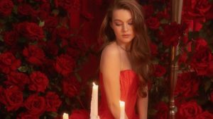 Коллаж с модными образами для Дня святого Валентина: красные и чёрные платья, кружево, розовые детали и аксессуары с сердцами.