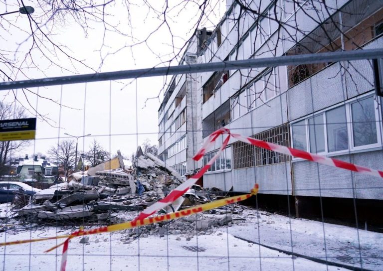 Жильцы взорвавшегося дома на улице Баускас месяц ждут решения экспертов о своей дальнейшей судьбе