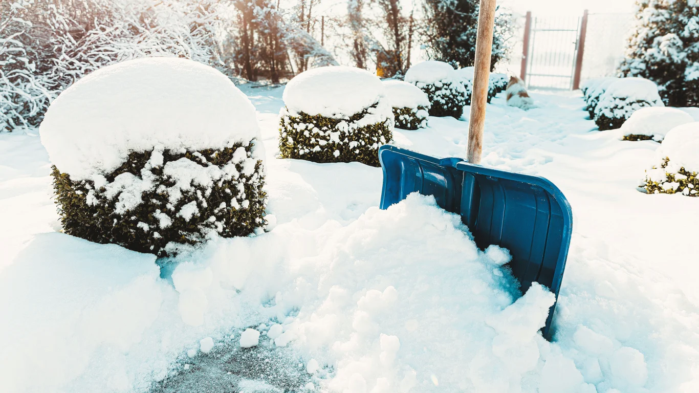 Как защитить тротуарную плитку от разрушения и коррозии в зимний период