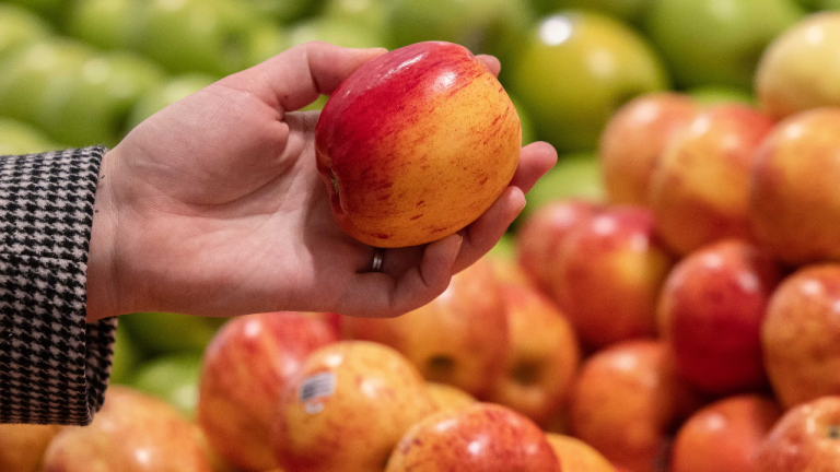 «Коктейль» из пестицидов: исследование выявило химические остатки в яблоках по всей Европе