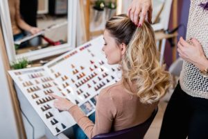 Пример контурирования волос: мягко осветлённые пряди вокруг лица создают эффект сияния и визуально омолаживают образ