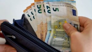 Жители Латвии не смогут досрочно забрать деньги со второго пенсионного уровня