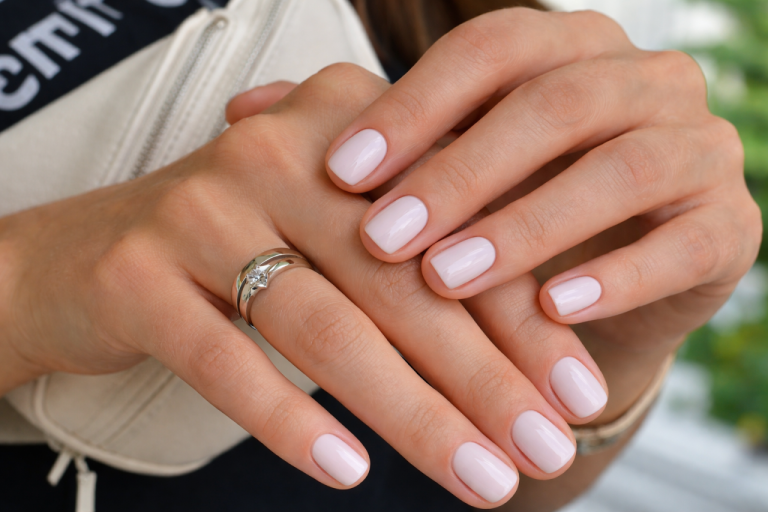 Маникюр на короткие ногти 2026: 6 трендов, которые подходят всем