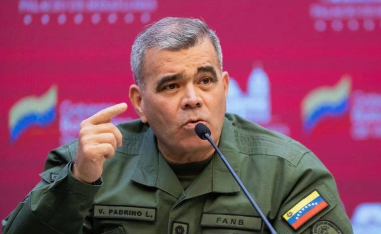 Глава Минобороны Венесуэлы опроверг слухи о своей смерти и призвал народ к войне с США