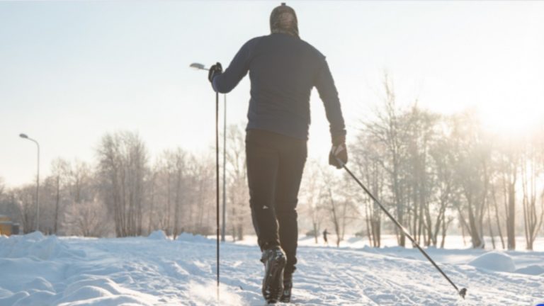 В парке Победы в Риге открыта лыжная трасса и прокат лыж