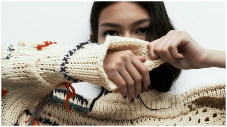 Шерстяной свитер сел после стирки? Не выбрасывайте - этот простой трюк спасает вещь