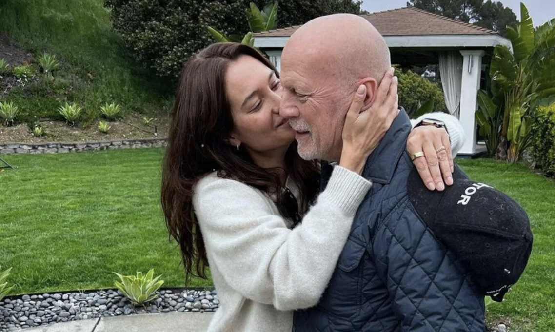 Жена Брюса Уиллиса призналась что актер перестал осознавать тяжесть своего заболевания