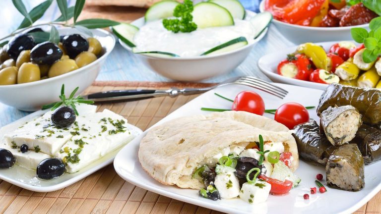 Греческая кухня признана самой вкусной в мире по рейтигу World Population Review. А на каком Латвия?