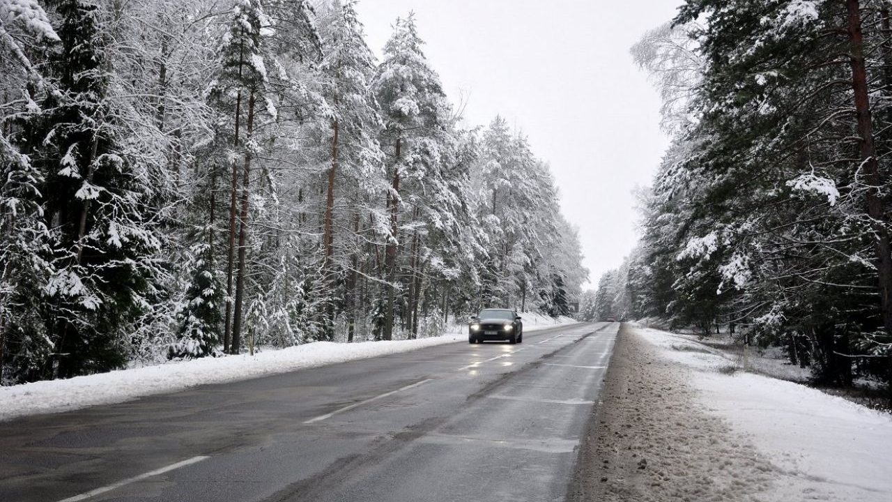 На Вентспилсском шоссе, недалеко от Юрмалы, перевернулся пассажирский автобус Talsu autotransports