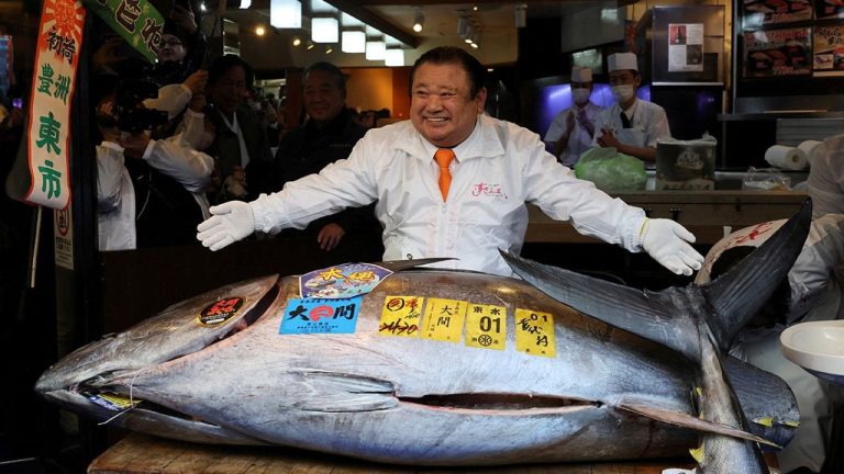 «День Большой Голубой Рыбы»: в Токио на первом аукционе года продали тунца за 3,2 млн долларов