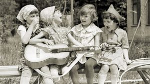 Дети 1980-х годов играют на улице без присмотра взрослых — символ самостоятельного детства.