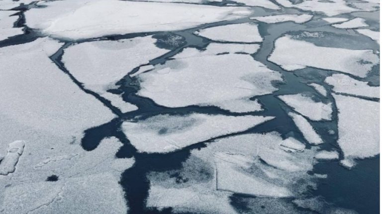 Трагедия на озере Алукснес: двое провалились под лёд, один человек погиб