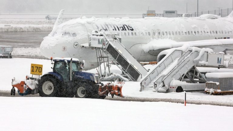 Хаос в европейских аэропортах: сотни рейсов отменены из‑за сильных снегопадов
