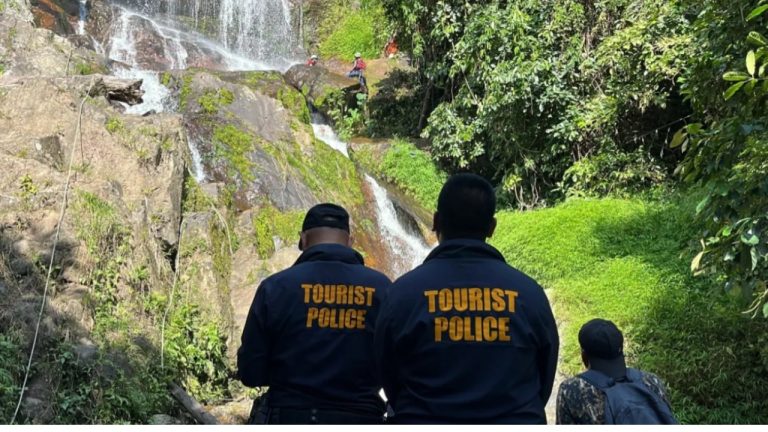 Снова смертельное селфи: турист упал с водопада, делая фото с девушкой