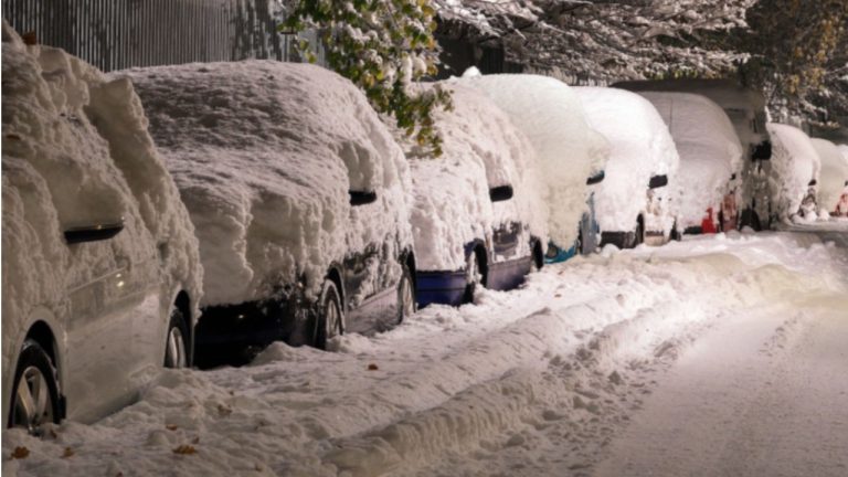 Снег и лед парализовали Европу: смертельные аварии и хаос в путешествиях