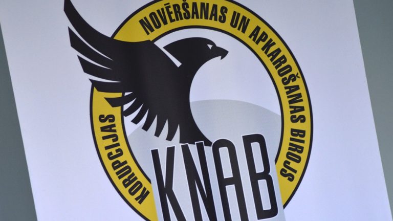 KNAB наказал почти половину партий за нарушения предвыборной агитации