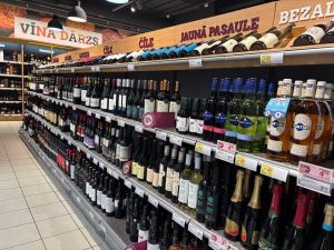 В Латвии сверхбогатые составляют 5%, а средний класс очень слабый - эксперт